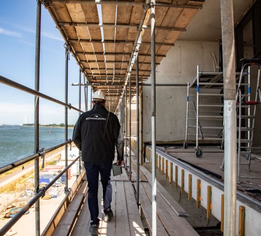 Waal Hetbalkon Aad Op Steiger